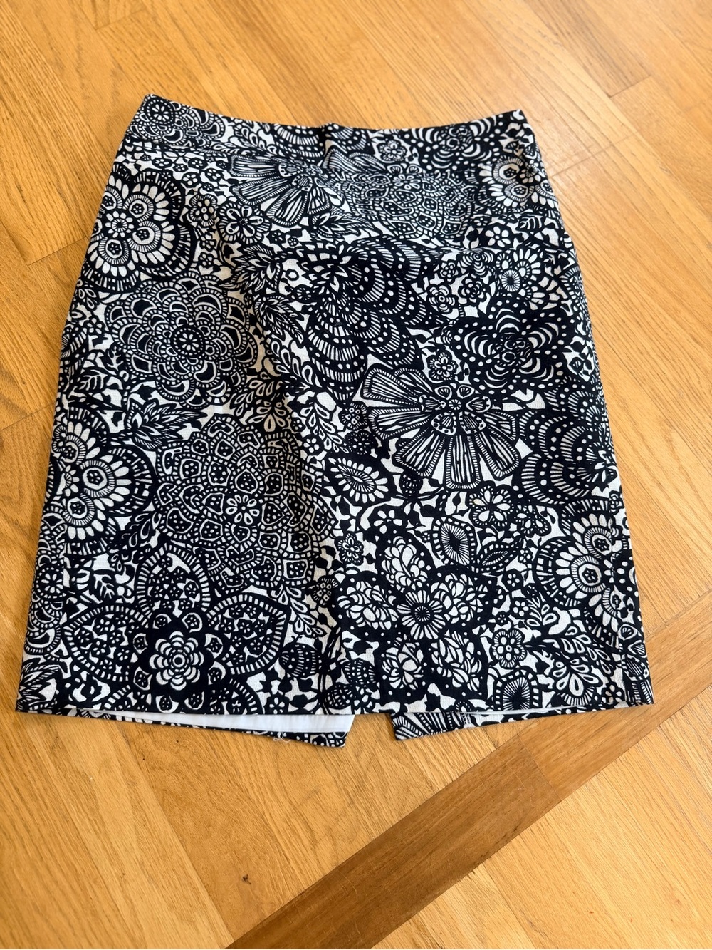 Ladies Size 4 "Ann Taylor" Black & White Floral Wrap-Front Mini Skirt GUC